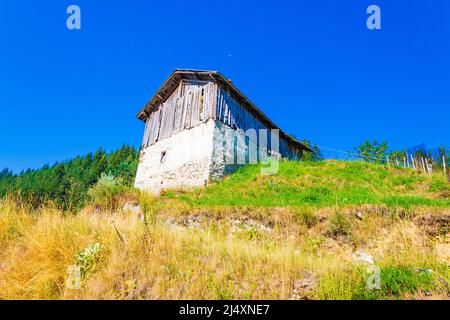 Alte Scheune im Dorf Trigrad, Westrhdopen, Bulgarien Stockfoto