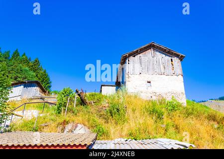 Alte Scheune im Dorf Trigrad, Westrhdopen, Bulgarien Stockfoto