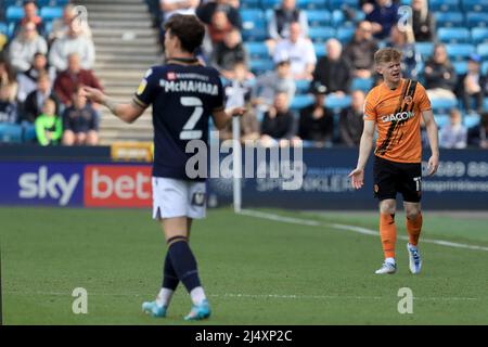 London, Großbritannien. 18. April 2022. Keane Lewis-Potter #11 von Hull City appelliert an den vierten Beamten für ein Foul. In London, Großbritannien am 4/18/2022. (Foto von Carlton Myrie/News Images/Sipa USA) Quelle: SIPA USA/Alamy Live News Stockfoto