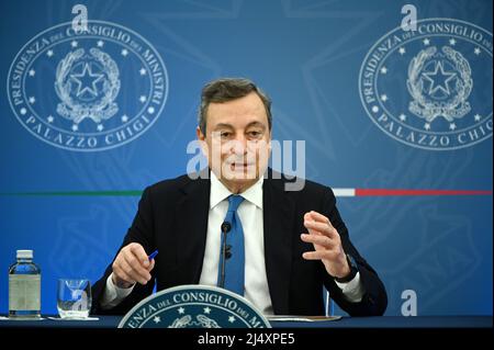 Rom. 24.. November 2021. Das am 24. November 2021 aufgenommene Foto zeigt den Besuch des italienischen Premierministers Mario Draghi bei einer Pressekonferenz in Rom, Italien. Italiens Premierminister Mario Draghi hat sich für COVID-19 positiv getestet, teilte die Regierung am Montag in einer Erklärung mit. Draghi, 74, der vollständig geimpft ist, „ist asymptomatisch“, heißt es in der Erklärung. Quelle: Alberto Lingria/Xinhua/Alamy Live News Stockfoto