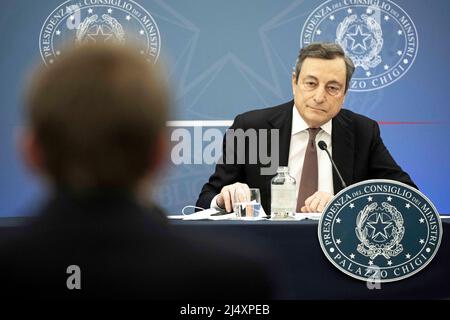 Rom. 10. Januar 2022. Das am 10. Januar 2022 aufgenommene Foto zeigt den italienischen Premierminister Mario Draghi bei einer gemeinsamen Pressekonferenz in Rom, Italien. Italiens Premierminister Mario Draghi hat sich für COVID-19 positiv getestet, teilte die Regierung am Montag in einer Erklärung mit. Draghi, 74, der vollständig geimpft ist, „ist asymptomatisch“, heißt es in der Erklärung. Quelle: Str/Xinhua/Alamy Live News Stockfoto