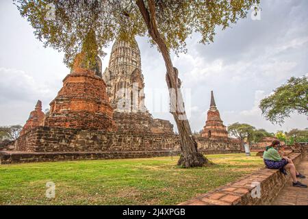 Ayutthaya, Thailand. 18. April 2022. Ein Tourist wird am 18. April 2022 im Ayutthaya Historical Park in Ayutthaya, Thailand, gesehen. Quelle: Wang Teng/Xinhua/Alamy Live News Stockfoto