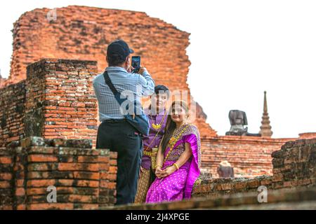 Ayutthaya, Thailand. 18. April 2022. Touristen fotografieren am 18. April 2022 im Ayutthaya Historical Park in Ayutthaya, Thailand. Quelle: Wang Teng/Xinhua/Alamy Live News Stockfoto