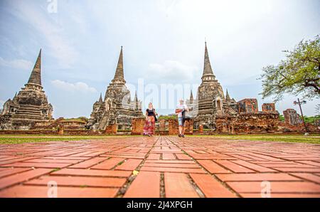 Ayutthaya, Thailand. 18. April 2022. Touristen besuchen den Ayutthaya Historical Park in Ayutthaya, Thailand, am 18. April 2022. Quelle: Wang Teng/Xinhua/Alamy Live News Stockfoto