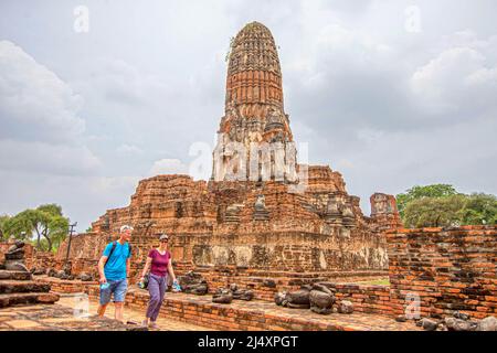 Ayutthaya, Thailand. 18. April 2022. Touristen besuchen den Ayutthaya Historical Park in Ayutthaya, Thailand, am 18. April 2022. Quelle: Wang Teng/Xinhua/Alamy Live News Stockfoto