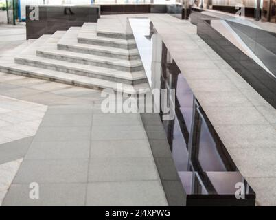 Rollstuhlrampe für behinderte Menschen in einem großen modernen Bürogebäude, Geschäft. Barrierefreiheit für Geschäftsreisen für Behinderte. Stockfoto