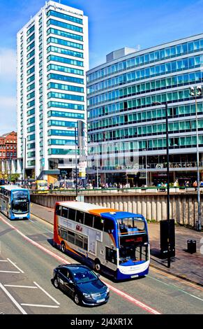 Büros und Busse, Store Street, Manchester, England Stockfoto