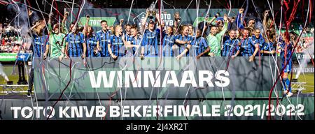 NIJMEGEN - Ajax-Frauen feiern den Sieg mit dem TOTO KNVB Cup, dem KNVB Cup, der TOTO KNVB Trophy nach dem KNVB Cup-Finale für Frauen zwischen PSV und Ajax im Stadion De Goffert am 18. April 2022 in Nijmegen, Niederlande. ANP SEM VAN DER WAL Stockfoto