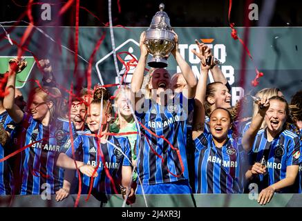 NIJMEGEN - Ajax-Frauen feiern den Sieg mit dem TOTO KNVB Cup, dem KNVB Cup, der TOTO KNVB Trophy nach dem KNVB Cup-Finale für Frauen zwischen PSV und Ajax im Stadion De Goffert am 18. April 2022 in Nijmegen, Niederlande. ANP SEM VAN DER WAL Stockfoto