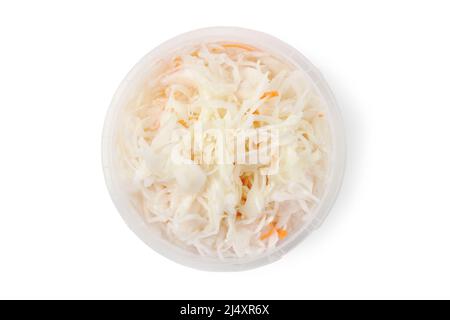 Sauerkraut mit Karotten in Kunststoffbehälter isoliert auf weiß Stockfoto