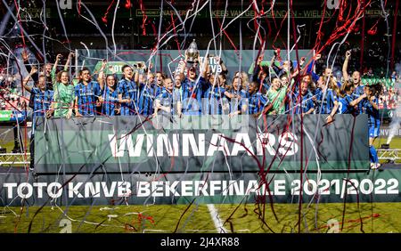 NIJMEGEN - Ajax-Frauen feiern den Sieg mit dem TOTO KNVB Cup, dem KNVB Cup, der TOTO KNVB Trophy nach dem KNVB Cup-Finale für Frauen zwischen PSV und Ajax im Stadion De Goffert am 18. April 2022 in Nijmegen, Niederlande. ANP SEM VAN DER WAL Stockfoto