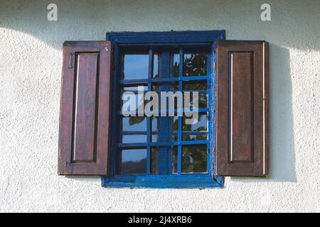 Altmodische traditionelle Fenster und Fensterläden Stockfoto