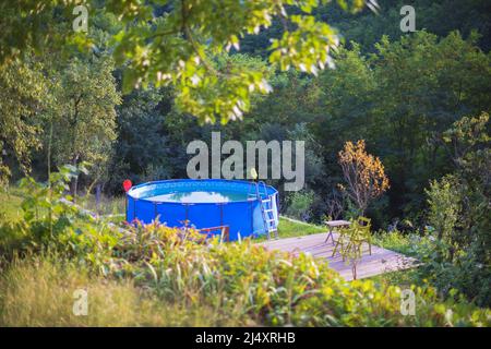 Oberirdisch Swimmingpool im Garten Stockfoto