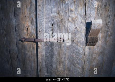 Nahaufnahme der alten rustikalen Scheunentür Stockfoto