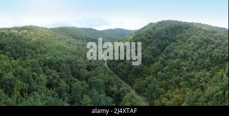 Panorama-Luftaufnahme von Wald und Hügeln in Serbien Stockfoto