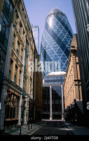 Ein Blick auf den Gherkin in London vom Mitre Square aus. Stockfoto