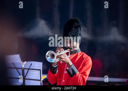 Ein Musiker tritt beim Vaisakhi Festival auf, das auf dem Trafalgar Square in London stattfindet. Auf dem Vaisakhi Festival am Trafalgar Square in London wurde eine Feier der Sikh-Tradition, des kulturellen Erbes und der Kultur gefeiert. Demonstrationen der Kampfkunst (Gatka), Unterhaltung und eine Vorführung der Sikh-Kunst wurden von vielen Anwesenden genossen. Stockfoto