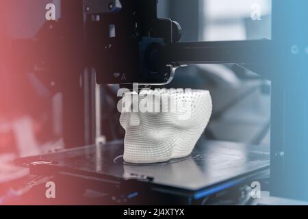 Der Drucker 3D druckt ein weißes Kunststoffmodell Stockfoto