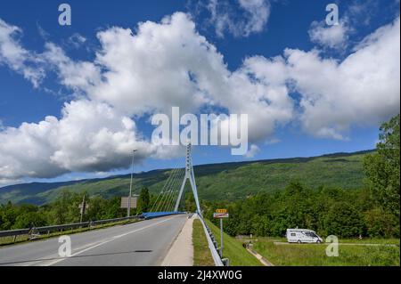 Die moderne Brücke von Seyssel, ein alter Salzhafen am Fluss Rhône und der Radweg ViaRhôna Stockfoto