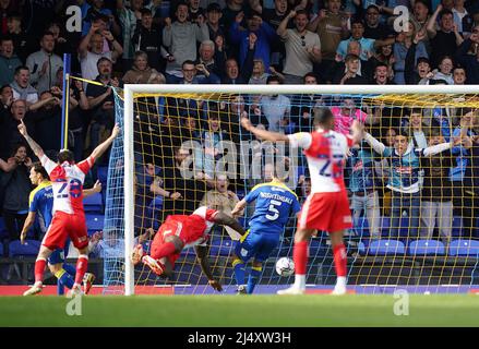 Adebayo Akinfenwa von Wycombe Wanderers erzielt einen Ausgleich für seine Seite (3. links) während des Spiels der Sky Bet League One im Cherry Red Records Stadium, London. Bilddatum: Montag, 18. April 2022. Stockfoto