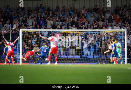 Adebayo Akinfenwa von Wycombe Wanderers erzielt einen Ausgleich für seine Seite (3. links) während des Spiels der Sky Bet League One im Cherry Red Records Stadium, London. Bilddatum: Montag, 18. April 2022. Stockfoto