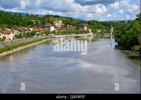 Blick auf Seyssel, einen alten Salzhafen am Fluss Rhône und den ViaRhôna-Radweg Stockfoto