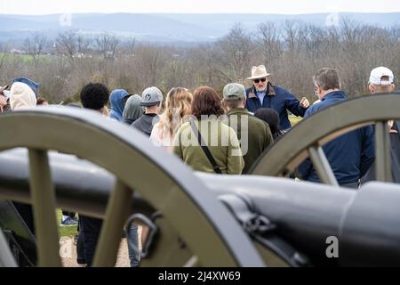 Reiseleiter erklärt die historische Bedeutung eines Schlachtortes in der Nähe von Oak Ridge und des Eternal Light Peace Memorial in Gettysburg in Pennsylvania. Stockfoto