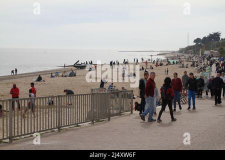 Clacton-on-Sea, Großbritannien. 18. April 2022. Der Strand von Clacton zieht die Menschen an einem warmen Osterfeiertag an die Küste. Kredit: Eastern Views/Alamy Live Nachrichten Stockfoto