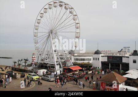 Clacton-on-Sea, Großbritannien. 18. April 2022. Der Clacton Pier zieht die Menschen an einem warmen Osterfeiertag an die Küste. Der Pier ist zum ersten Mal seit drei Jahren zu Ostern geöffnet, nachdem er wegen Covid in den letzten beiden Jahren geschlossen wurde. Kredit: Eastern Views/Alamy Live Nachrichten Stockfoto