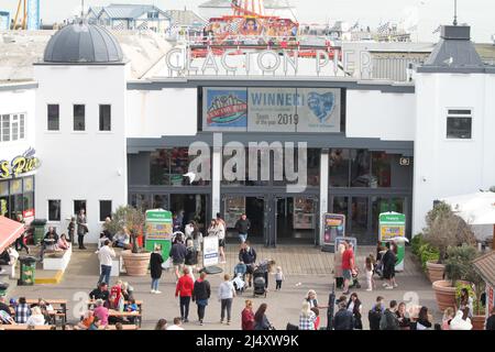 Clacton-on-Sea, Großbritannien. 18. April 2022. Der Clacton Pier zieht die Menschen an einem warmen Osterfeiertag an die Küste. Der Pier ist zum ersten Mal seit drei Jahren zu Ostern geöffnet, nachdem er wegen Covid in den letzten beiden Jahren geschlossen wurde. Kredit: Eastern Views/Alamy Live Nachrichten Stockfoto