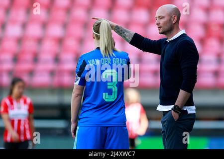 NIJMEGEN, NIEDERLANDE - 18. APRIL: Stefanie van der Gragt von Ajax und Trainer Danny Schenkel von Ajax beim Frauen-TOTO-KNVB-Pokalfinale zwischen PSV und Ajax am 18. April 2022 im Goffertstadion in Nijmegen, Niederlande (Foto: Broer van den Boom/Orange Picles) Stockfoto