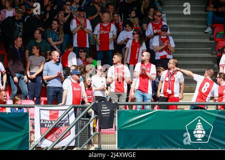 NIJMEGEN, NIEDERLANDE - 18. APRIL: Ajax-Fans beim Frauen-TOTO-KNVB-Pokalfinale zwischen PSV und Ajax am 18. April 2022 im Goffertstadion in Nijmegen, Niederlande (Foto: Broer van den Boom/Orange Picles) Stockfoto