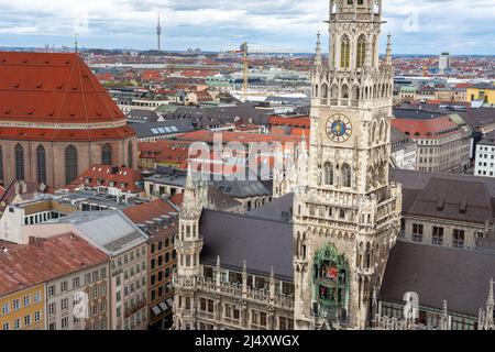 Luftansicht von München Deutschland mit dem neuen rathaus und dem marienplatz von der st. Peter Kirche Stockfoto