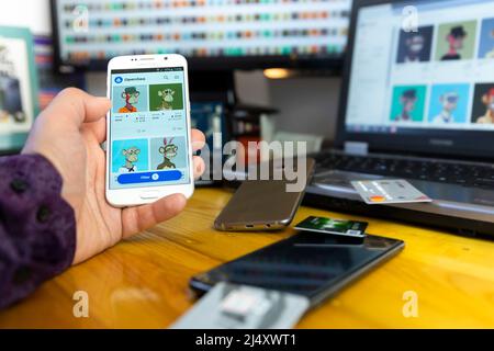 Belgrad, Serbien - 15. April 2022: Bored Ape NFTs aus der Yacht Club NFT Collection (BAYC) auf dem Smartphone-Bildschirm. Handel auf dem Opensea Marktplatz. Nicht-fung Stockfoto