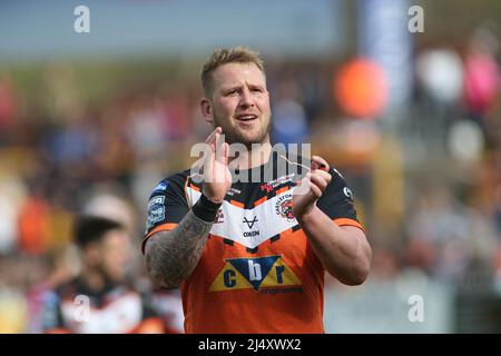 Castleford, Großbritannien. 18. April 2022. The Mend-A-Hose Jungle, Castleford, West Yorkshire, 18.. April 2022. Betfred Super League Castleford Tigers vs Leeds Rhinos Joe Westerman von feiert den Sieg über Leeds Rhinos in Vollzeit. Kredit: Touchlinepics/Alamy Live Nachrichten Stockfoto