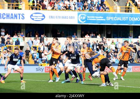 London, Großbritannien. 18. April 2022. George Saville #17 von Millwall hält weiterhin Keane Lewis-Potter #11 von Hull City im Strafraum. In London, Vereinigtes Königreich am 4/18/2022. (Foto von Carlton Myrie/News Images/Sipa USA) Quelle: SIPA USA/Alamy Live News Stockfoto