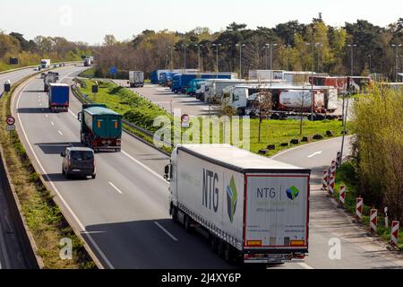 Autobahnverkehr auf einem überfüllten Rastplatz Stockfoto