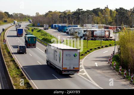 Autobahnverkehr auf einem überfüllten Rastplatz Stockfoto