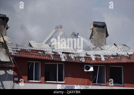 Lviv, Ukraine. 18. April 2022. Die Feuerwehrleute lösten ein Feuer auf einer Autodienststelle aus, nachdem sie am Morgen Lwiw durch russische Raketen beschossen hatten. Kredit: SOPA Images Limited/Alamy Live Nachrichten Stockfoto