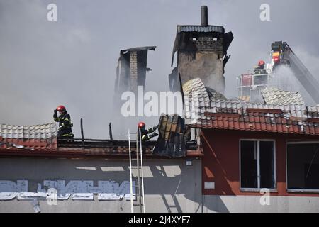 Lviv, Ukraine. 18. April 2022. Die Feuerwehrleute lösten ein Feuer auf einer Autodienststelle aus, nachdem sie am Morgen Lwiw durch russische Raketen beschossen hatten. Kredit: SOPA Images Limited/Alamy Live Nachrichten Stockfoto