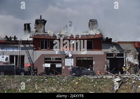 Lviv, Ukraine. 18. April 2022. Nach dem morgendlichen Beschuss der Stadt durch Russland wurde eine Autodienststelle in Lemberg von einer russischen Rakete getroffen. Kredit: SOPA Images Limited/Alamy Live Nachrichten Stockfoto