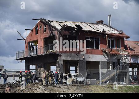 Lviv, Ukraine. 18. April 2022. Nach dem morgendlichen Beschuss der Stadt durch Russland wurde eine Autodienststelle in Lemberg von einer russischen Rakete getroffen. Kredit: SOPA Images Limited/Alamy Live Nachrichten Stockfoto