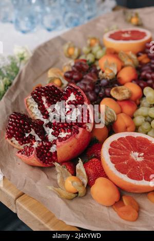 Grapefruit, Granatapfel, Trauben und andere Früchte Stockfoto