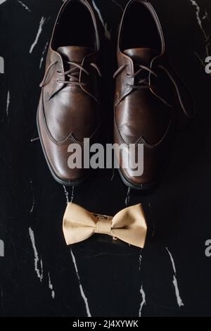 Layout der Schuhe des Bräutigams mit Fliege Stockfoto