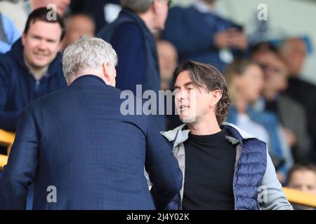 London, Großbritannien. 18. April 2022. Thomas Frank, Manager von Brentford, begrüßt West Ham Manager David Moyes am 4/18/2022 in London, Großbritannien. (Foto von Carlton Myrie/News Images/Sipa USA) Quelle: SIPA USA/Alamy Live News Stockfoto