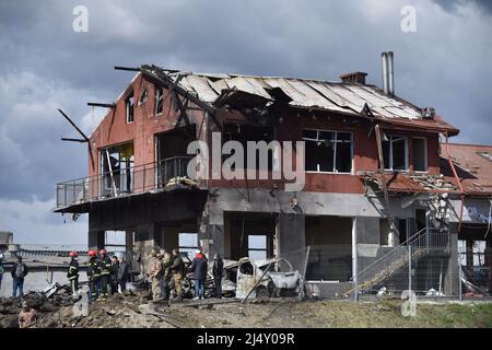 Lviv, Ukraine. 18. April 2022. Nach dem morgendlichen Beschuss der Stadt durch Russland wurde eine Autodienststelle in Lemberg von einer russischen Rakete getroffen. (Foto von Pavlo Palamarchuk/SOPA Images/Sipa USA) Quelle: SIPA USA/Alamy Live News Stockfoto