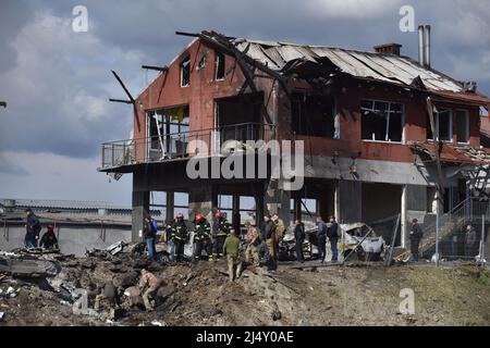 Lviv, Ukraine. 18. April 2022. Nach dem morgendlichen Beschuss der Stadt durch Russland wurde eine Autodienststelle in Lemberg von einer russischen Rakete getroffen. (Foto von Pavlo Palamarchuk/SOPA Images/Sipa USA) Quelle: SIPA USA/Alamy Live News Stockfoto