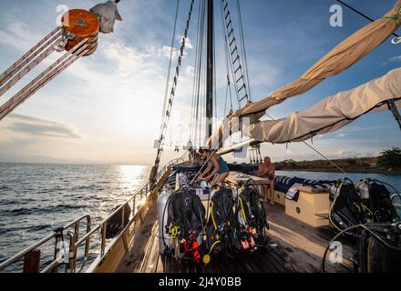 An Bord eines Segelbootes rund um Komodo Island Stockfoto