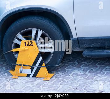 Nahaufnahme einer Radklemme aus dem Auto Stockfoto