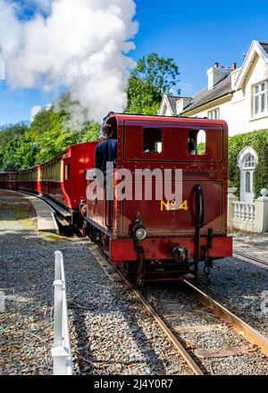 Die Dampflokomotive Nr. 4 der Isle of man Railways verlässt den Bahnhof Port Soderick auf der Isle of man mit einer vollen Ladung von Waggons, die nach Douglas fahren Stockfoto